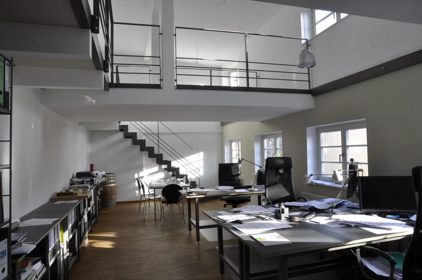 Arbeitsplätze im Büro mit Galerie und Treppe
